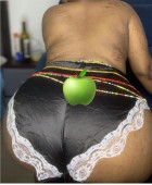 Une Dame qui fait massage  baisse  deplacement photo reel